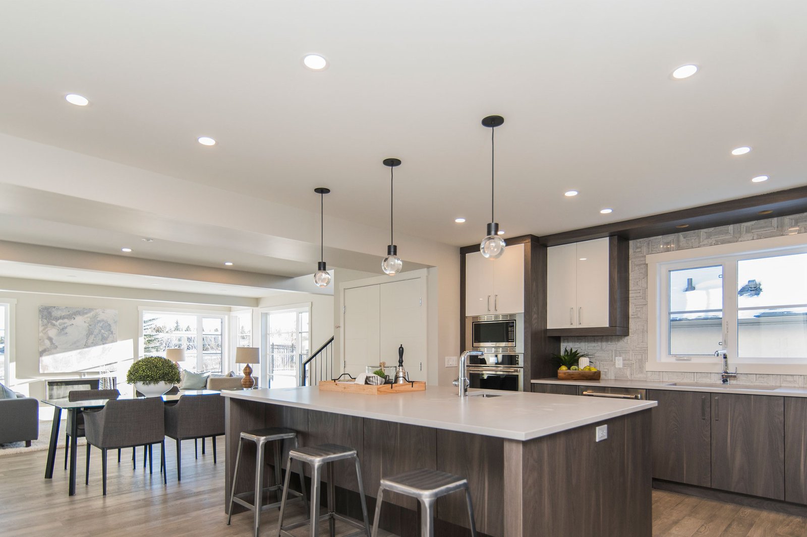 Cozinha moderna com Forro de Drywall e iluminação embutida.