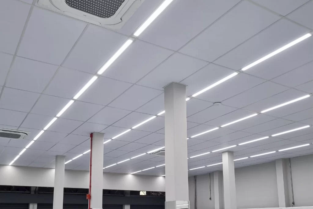 Forro modular EPS instalado em ambiente corporativo em Blumenau – acabamento leve e moderno