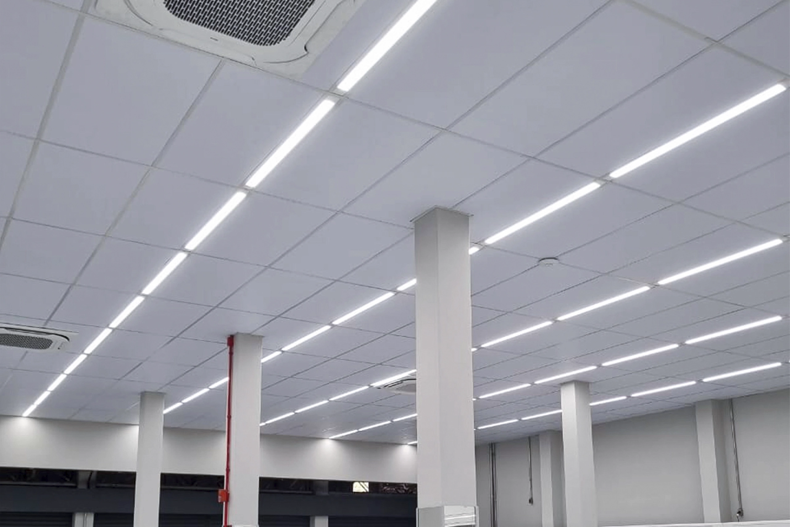 Forro modular EPS instalado em ambiente corporativo em Blumenau – acabamento leve e moderno